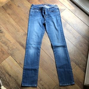 Levi’s Slight Curve jeans